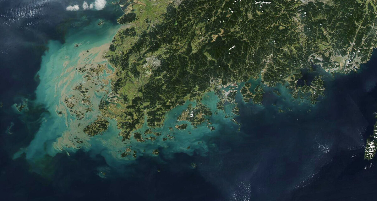 한반도 서해안을 따라 퍼진 부유 퇴적물의 위성 사진