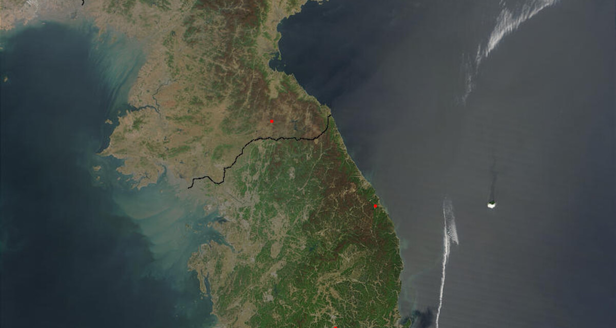 2003년 5월 한반도를 촬영한 MODIS Terra 위성사진